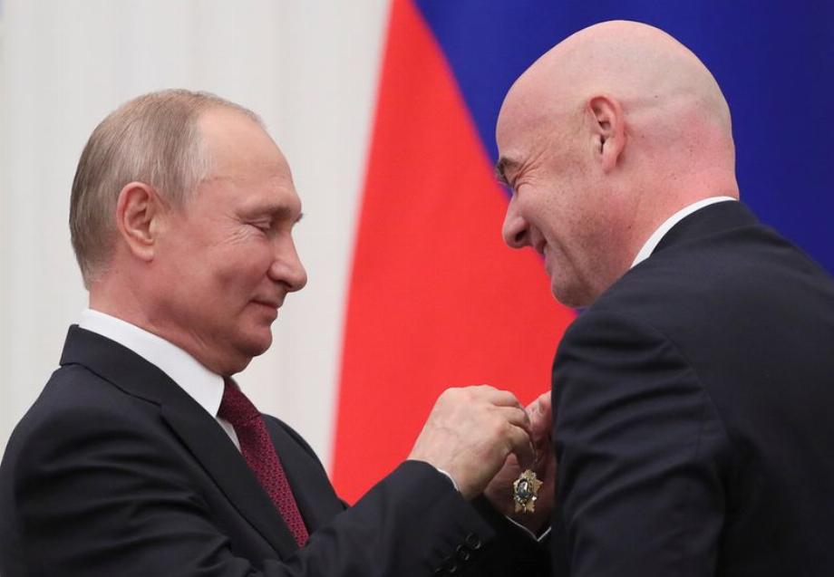 PHOTO DE FICHIER. Le président russe Vladimir Poutine avec le président de la FIFA, Gianni Infantino, avec l'Ordre de l'amitié lors d'une cérémonie de remise des prix au Kremlin à Moscou, en Russie. 23 mai 2019. REUTERS/Evgenia Novozhenina