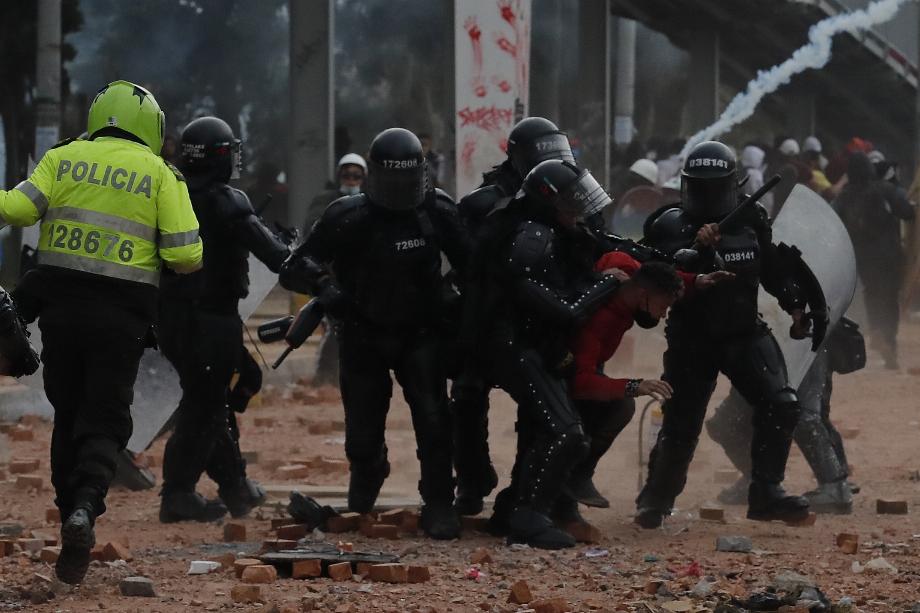 La police a promis de vérifier le comportement des en uniforme lors des manifestations publiques