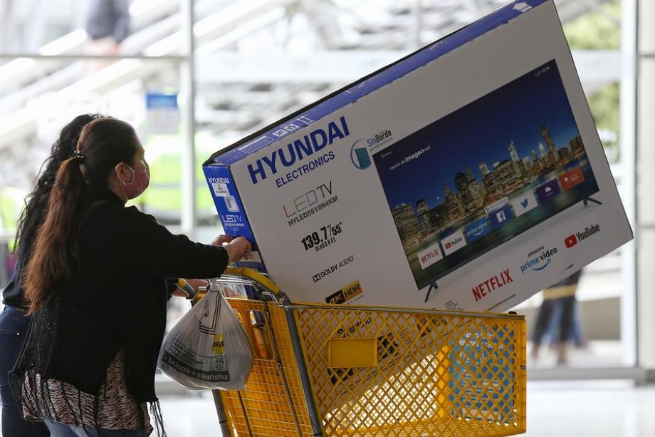 Image d'archive des longues files d'attente dans les magasins de Bogotá, lors de l'une des journées sans TVA de 2020. Lieu : Éxito Villa Mayor Autopista Sur. Photo: Colprensa - Camila Diaz