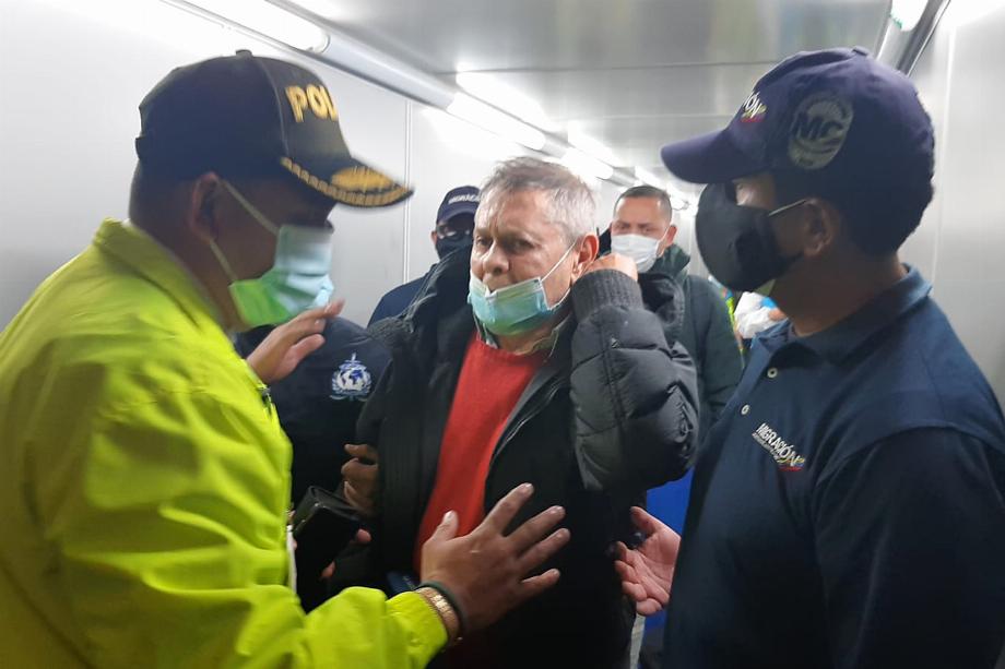Photo fournie par la police nationale colombienne montrant l'homme d'affaires Carlos Mattos (c) alors qu'il est accompagné d'agents de la police colombienne et de la migration colombienne lors de son arrivée à l'aéroport El Dorado de Bogotá (Colombie).EFE/Police nationale colombienne