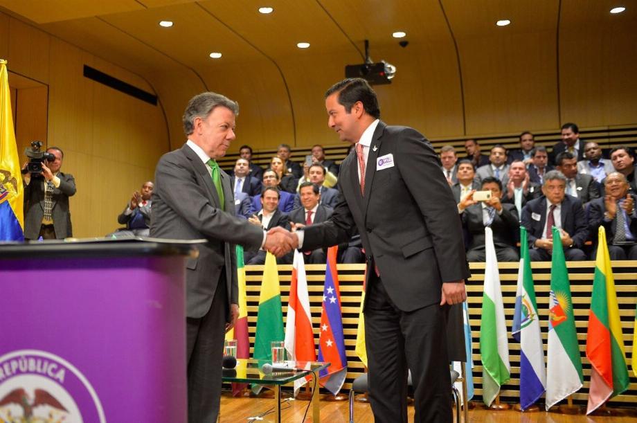 L'ancien président Juan Manuel Santos et l'ancien ministre des TIC, David Luna, lancent les 64 premières zones Wi-Fi gratuites pour l'ensemble du territoire national le 19 avril 2016 / (Colprensa / SIG).
