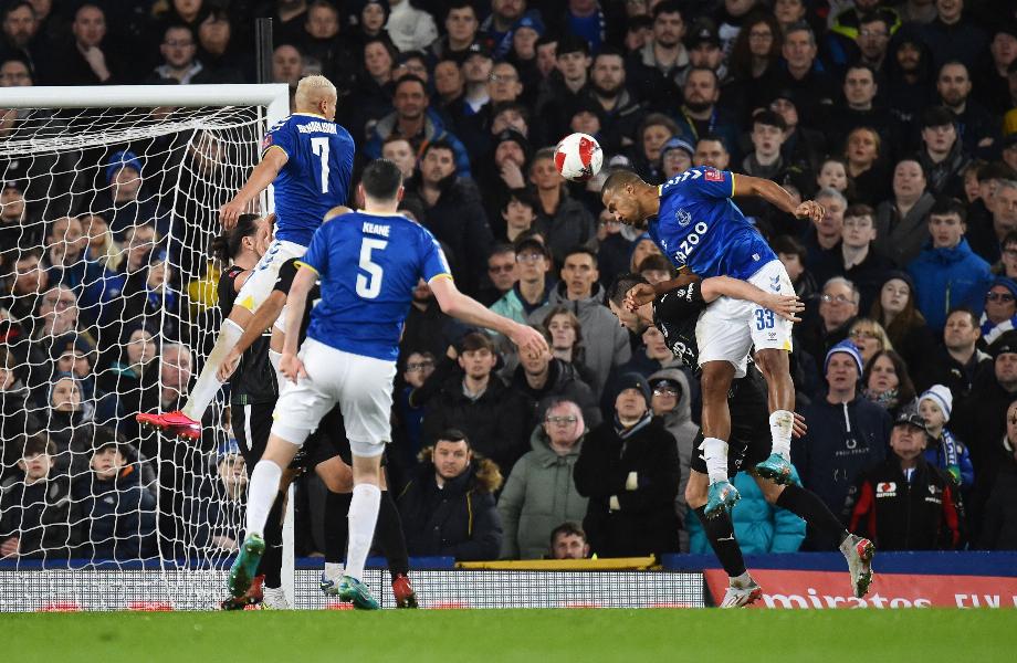 Yerry Mina a fêté son passage en quarts de finale de la FA Cup, tandis que Falcao a été éliminé de la Copa del Rey