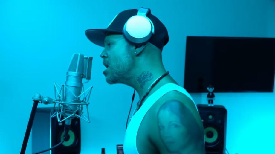 "Les gens se battent, ils les tuent, et le gars télécharge des photos de Gandhi en train de prier": La 'tiraera' de Residente à J Balvin