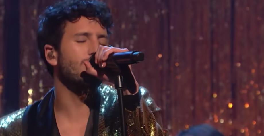 Sebastián Yatra a présenté sa chanson 'Tacones Rojos' au Jimmy Fallon Show