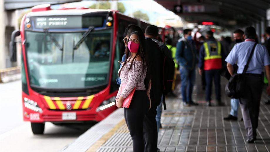 Laura Castaño, assistante de police, a subi une violente agression alors qu'elle effectuait son service à la station Toberín TransMilenio.