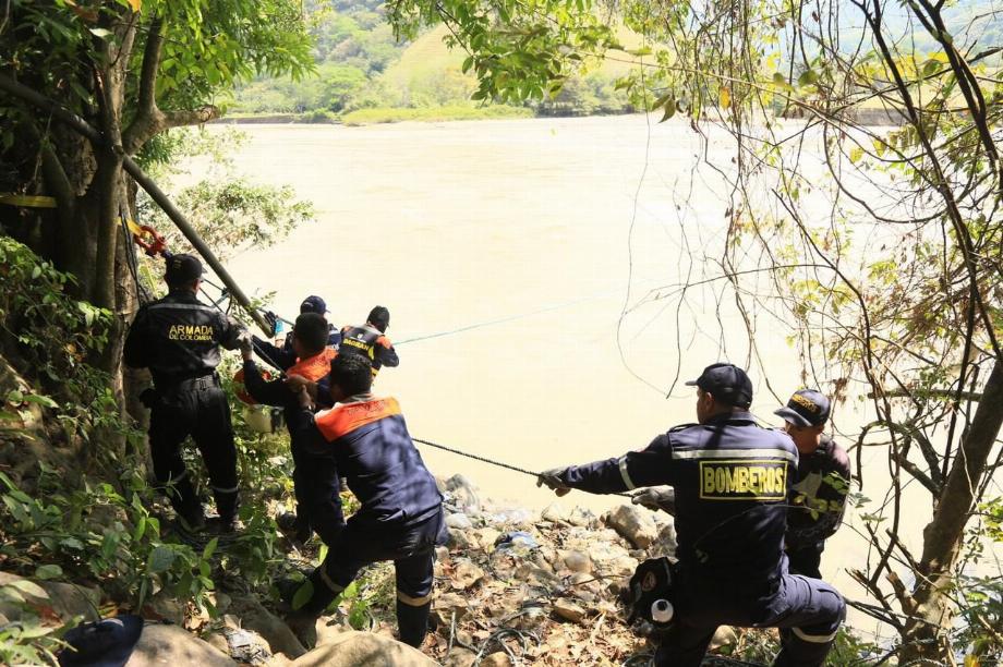 Image de stock. Les membres de Dagran recherchent un véhicule qui est tombé, après un accident, dans la rivière Cauca. Photo: Dagran