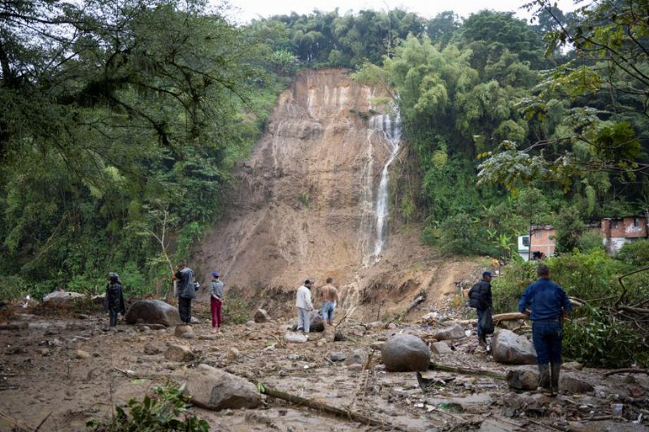 Image de stock. Les gens regardent les débris après un glissement de terrain causé par de fortes pluies qui ont tué des habitants et détruit des maisons à Dosquebradas, Colombie, le 8 février 2022. Photo : REUTERS/Martín Gallego