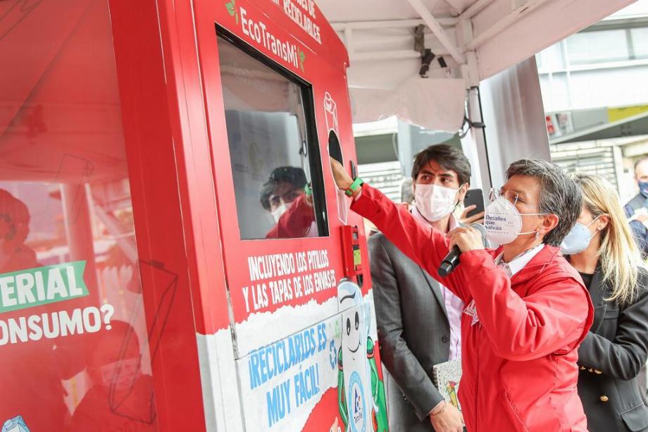 Les bouteilles et les contenants peuvent désormais être échangés contre des billets TransMilenio à Bogotá