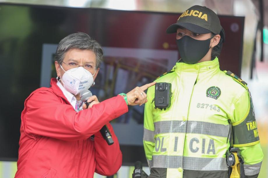 Claudia López présente les caméras corporelles que 100 policiers de Bogotá porteront pour garantir la sécurité dans le système de transport public. Photo: Bureau du maire de Bogota