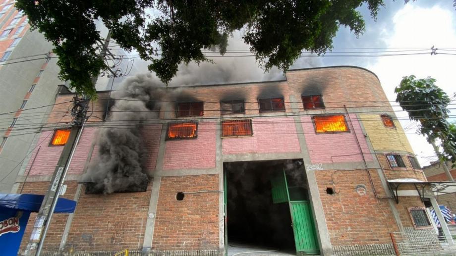 Avec six machines, ils assistent à un violent incendie à Medellín