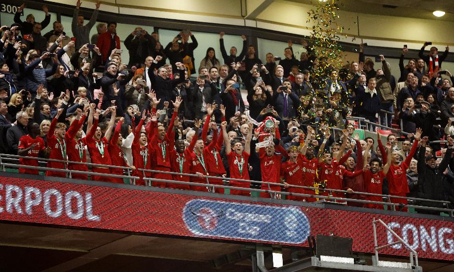 Football football - finale de la coupe Carabao - Chelsea v Liverpool - Wembley Stadium, Londres, Grande-Bretagne - 27 février 2022 Jordan Henderson de Liverpool lève le trophée alors qu'ils célèbrent la victoire des images d'action de la coupe Carabao via Reuters/John Sibley
