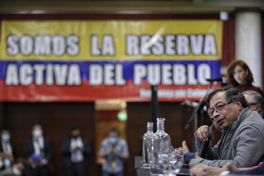 Bogota. 3 mars 2022. Le candidat présidentiel Gustavo Petro pour le Pacte historique, a rencontré des membres de la réserve militaire et de la force publique. (Colprensa-Sergio Acero)