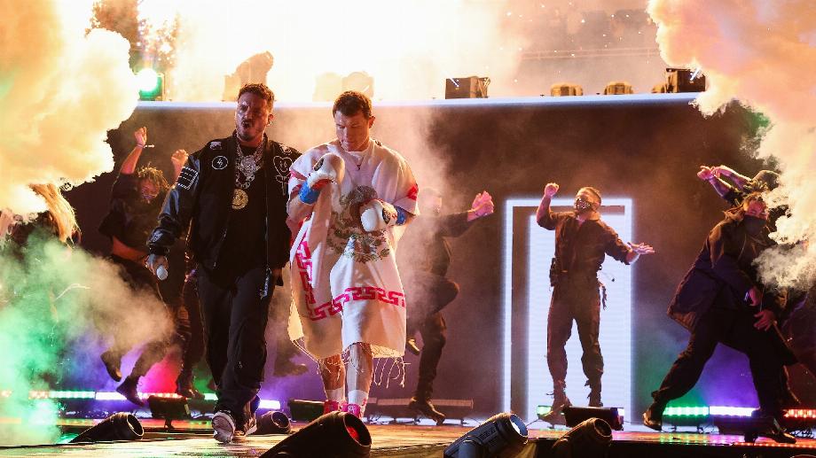 J Balvin est sorti avec Canelo Álvarez dans le combat contre Avni Yildirim au Hard Rock Stadium de Miami (Photo : Twitter/DAZNBoxing)