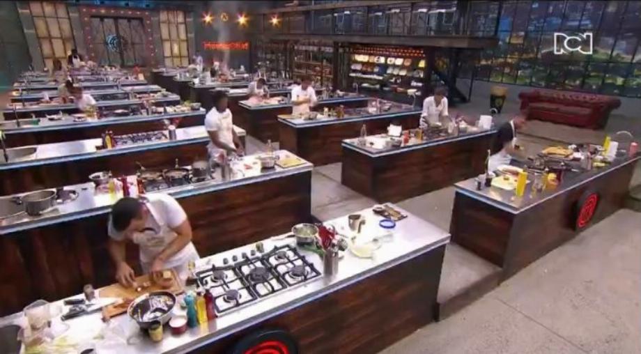 Les participants exécutant leurs préparations dans Masterchef Celebrity Colombia. Jair Romero brûle presque Martín Karpan avec ses couennes de porc. Extrait de Canal RCN en direct.