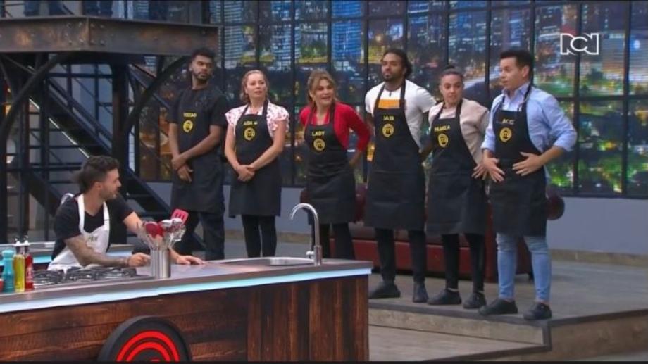 Groupe de condamnés avec tablier noir dans Masterchef Celebrity Colombia. Extrait de Canal RCN en direct.