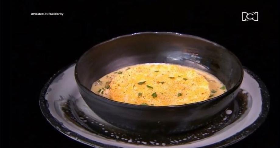 Plat 'Doña Ligia' présenté par Ramiro Meneses en l'honneur de sa mère, qui a fait de lui le gagnant de l'épinglette d'immunité. Extrait de Canal RCN en direct.