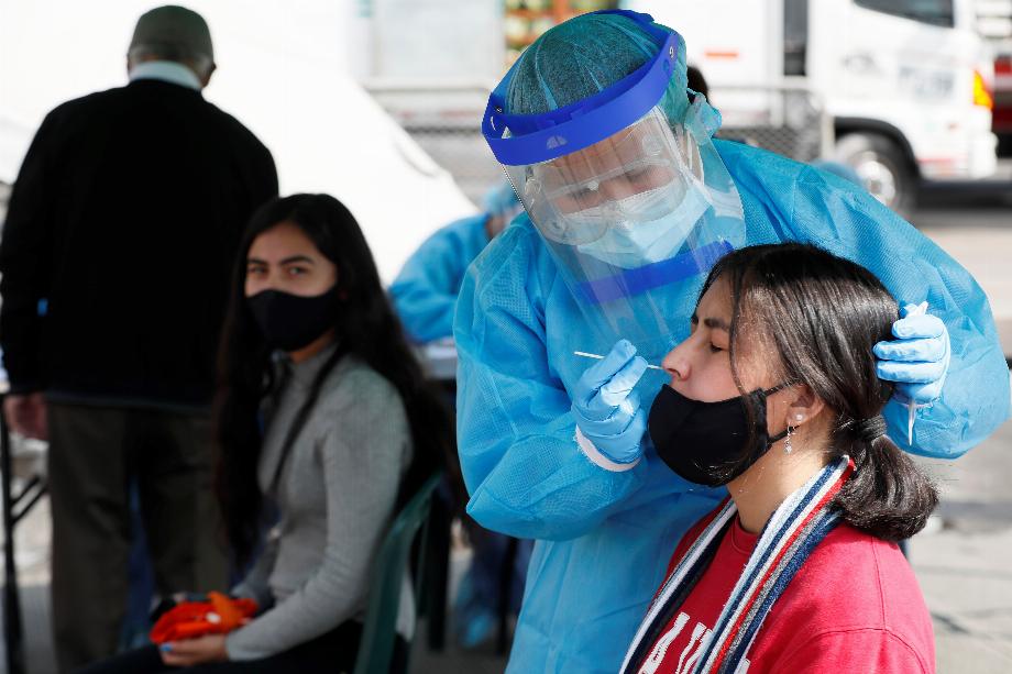 Le personnel de santé effectue des tests covid-19 à Bogotá (Colombie). EFE/Carlos Ortega/Fichier