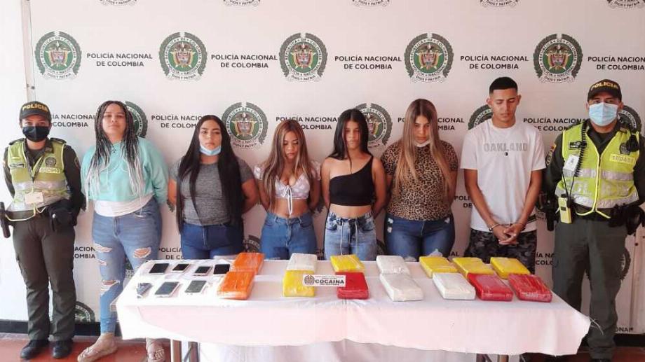 Sur l'image, les cinq femmes et l'homme capturés pour avoir tenté de transporter de la cocaïne de Barranquilla à Bogotá dans de faux ventres de grossesse. Photo : Police nationale