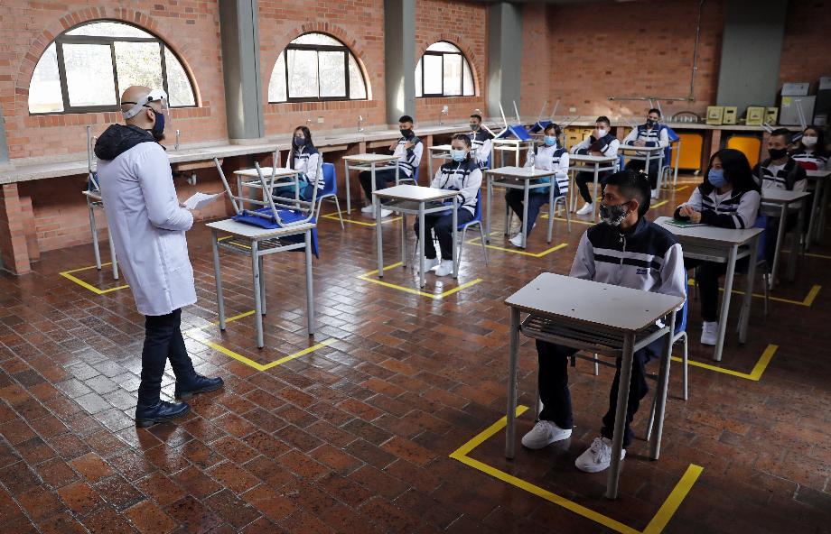 Des élèves suivent des cours dans une école de Bogotá (Colombie), sur une photo d'archive. EFE/Mauricio Duenas Castañeda