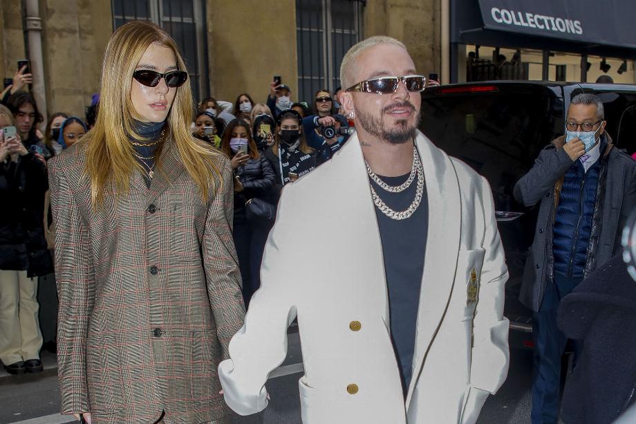 Photo © 2022 Best Image/The Grosby Group J. Balvin et sa petite amie Valentina Ferrer arrivent au défilé Kenzo Homme Automne/Hiver 2022/2023 à la Galerie Vivienne dans le cadre de la Fashion Week de Paris, France, le 23 janvier 2022